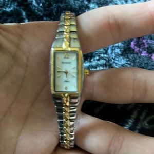 ARMITRON WATCH⌚️ MOTHER OF PEARL FACE WITH STRETCHY BAND FITS ANY SIZE WRIST 🔋